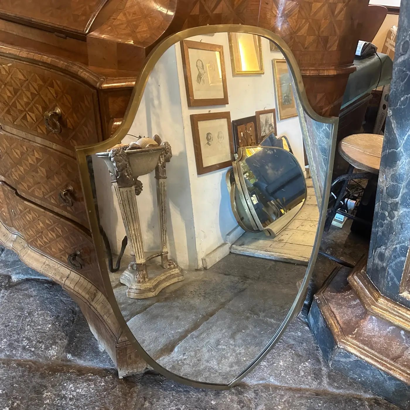 Specchio da parete grande a forma di scudo in ottone in stile Gio Ponti del  1950 • Vendita Online Antiquariato, Modernariato e Design • NowArc