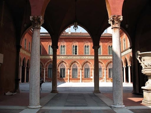 Dettaglio vasi Palazzo Trecchi Cremona